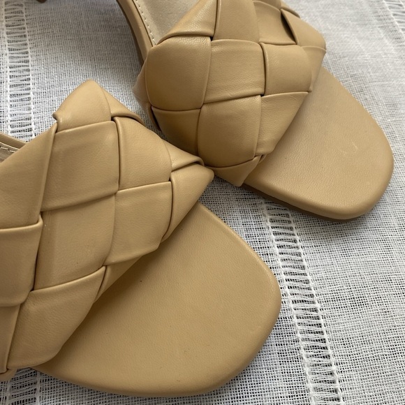 Maurices NWOT “Khloe” woven strap block sandal. - Picture 3 of 10